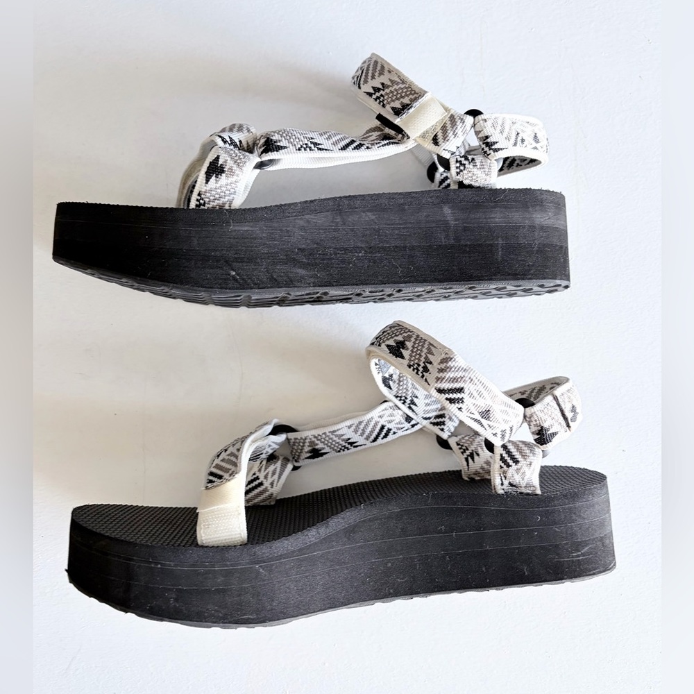 Teva Original Universal Women’s 10 Aztec print Strappy Sandals Black/White EUC - Picture 2 of 8
